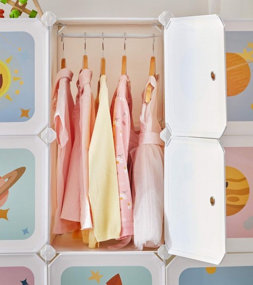Almacenaje con armario y cajones de plástico para ropa de niños